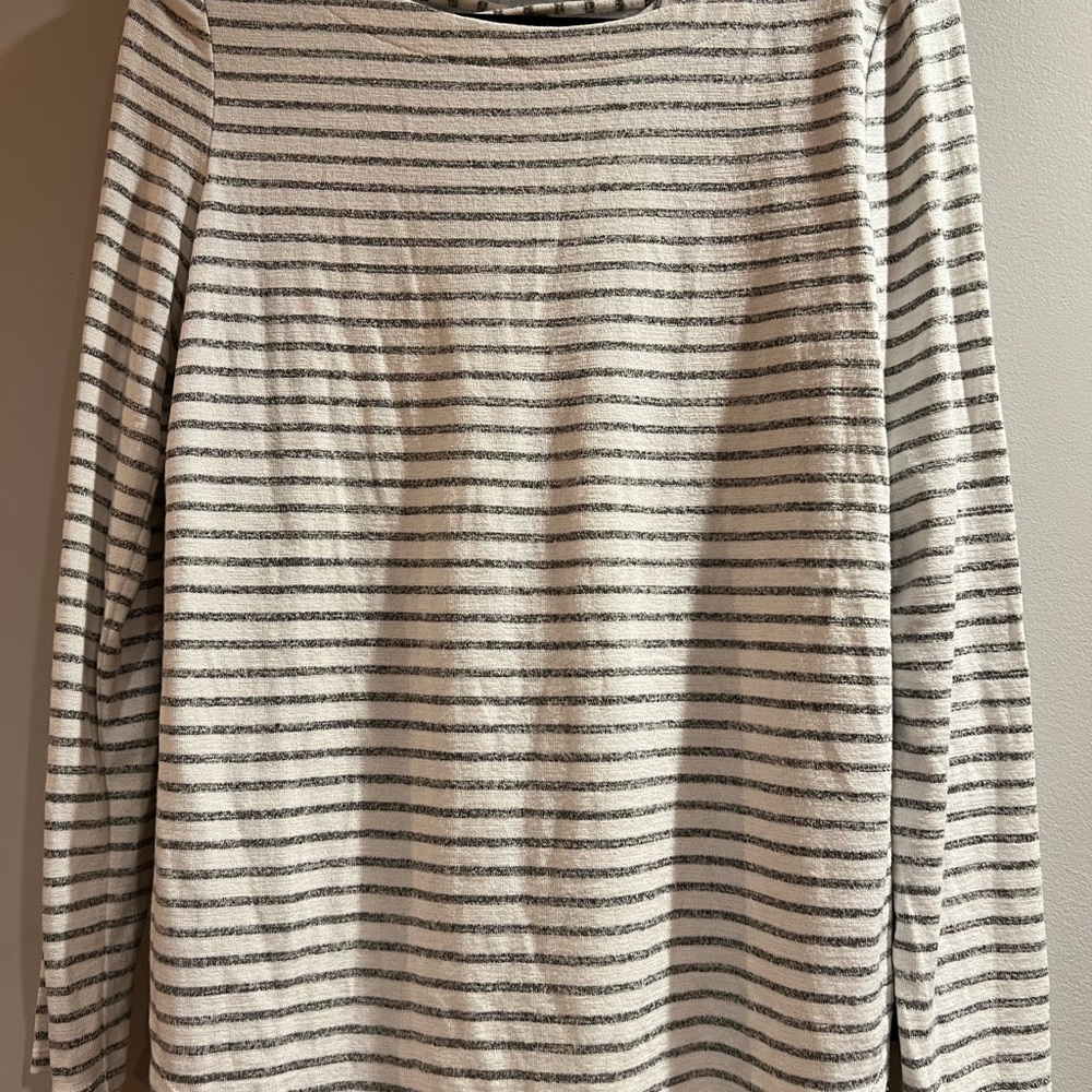 Banana Republic long sleeve tie back top. Size Medium